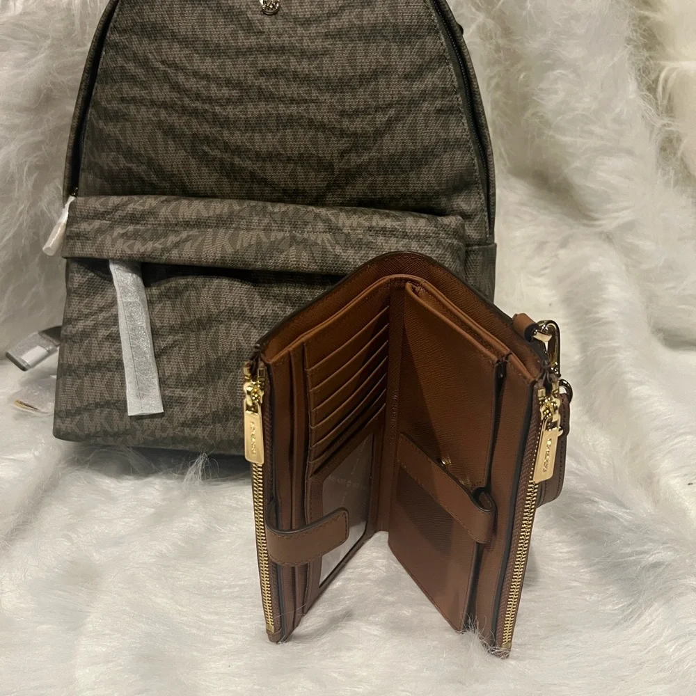 BRAND NEW Michael Kors Backpack & Wallet Set - Picture 3 of 8